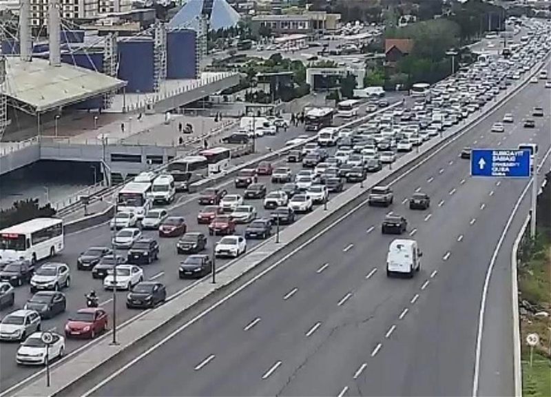 На ряде улиц и проспектов Баку затруднено движение транспорта