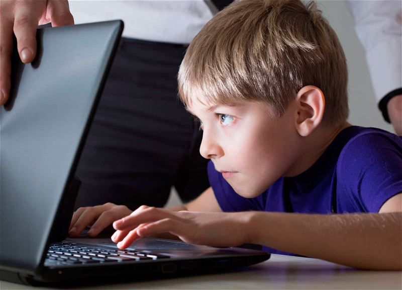 Подростки и соцсети: почему страны по всему миру вводят запреты?