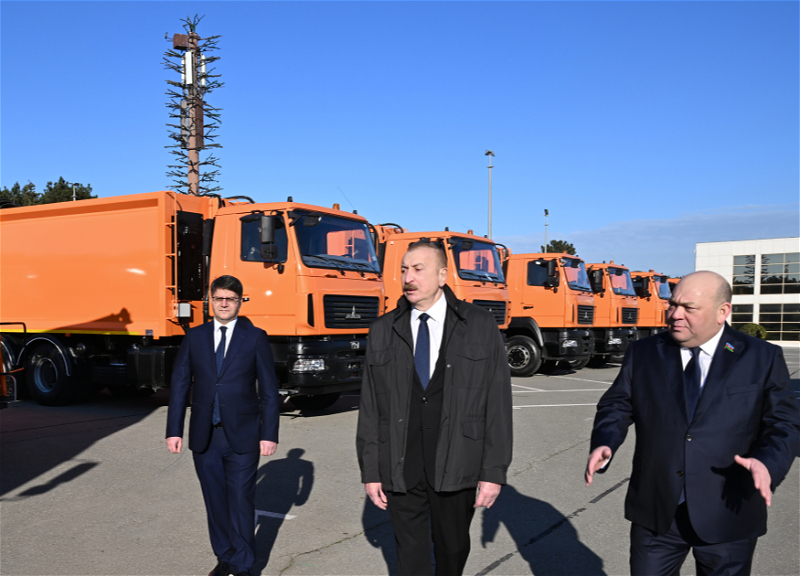 Ильхам Алиев осмотрел технику для транспортировки бытовых отходов в Баку - ФОТО