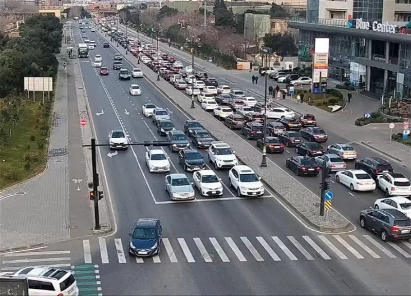В Баку на девяти улицах и проспектах затруднено движение транспорта