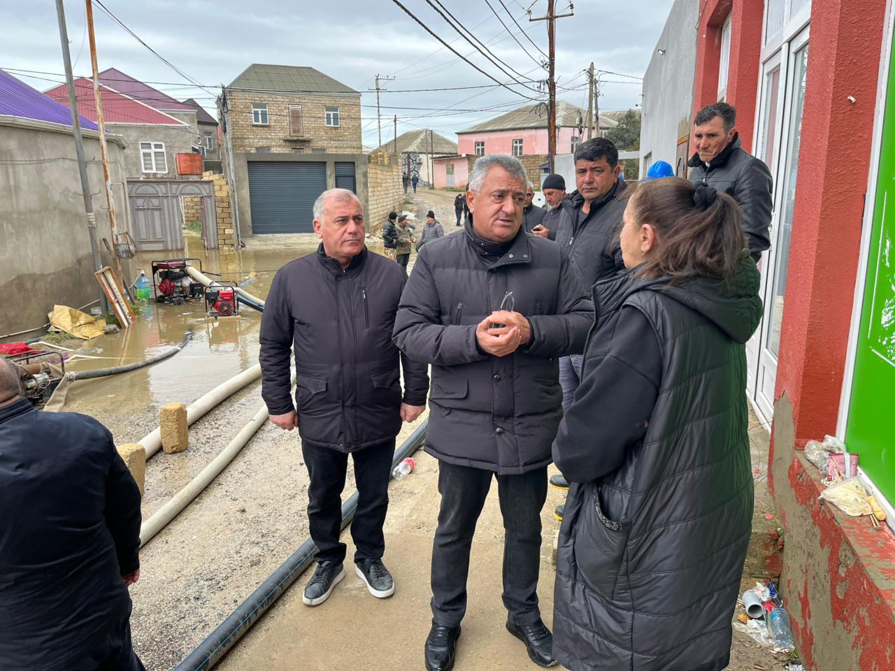 Глава ИВ Абшерона встретился с жителями пострадавших от ливней территорий - ФОТО