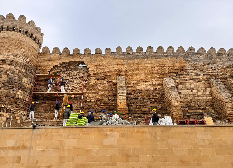 Началось восстановление обрушившейся части крепостной стены в Ичеришехер - ФОТО