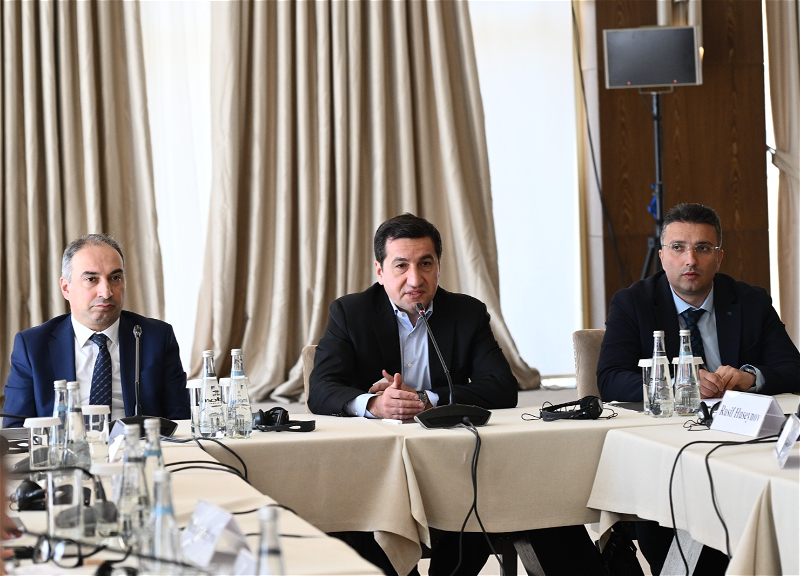 Hikmət Hacıyev “Sülh Körpüsü” təşəbbüsünün iştirakçıları ilə görüşə dair paylaşım edib