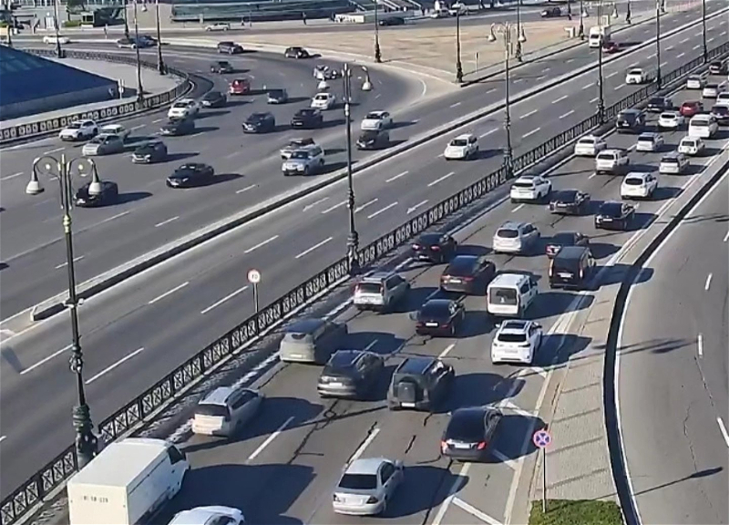 В Баку на нескольких улицах и проспектах затруднено движение транспорта - ФОТО - СПИСОК