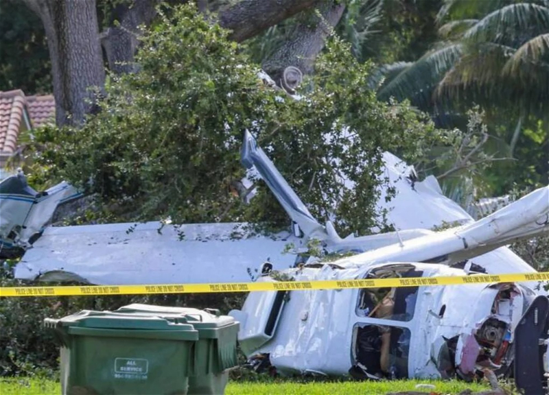 In Florida, a plane crashed into a house yard, pilot killed