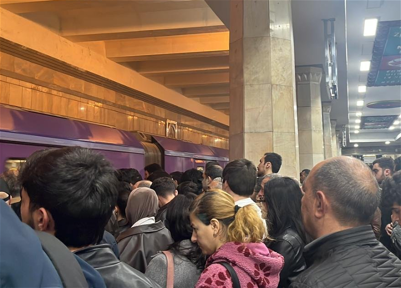 На ряде станций метро Баку наблюдается плотный пассажиропоток