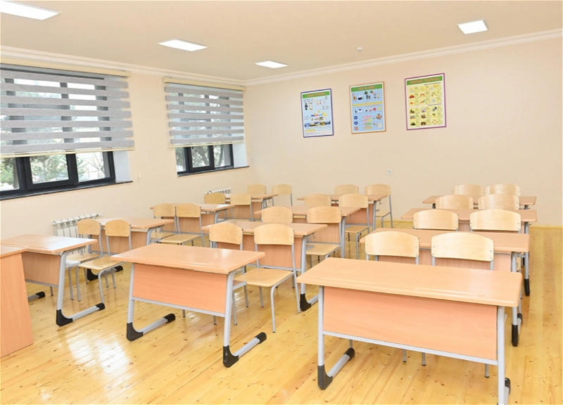 В школах Азербайджана начались массовые проверки сумок у старшеклассников