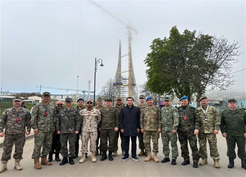 Hikmət Hacıyev Azərbaycanda akkreditə olunmuş hərbi attaşelərlə Şuşadan foto paylaşıb