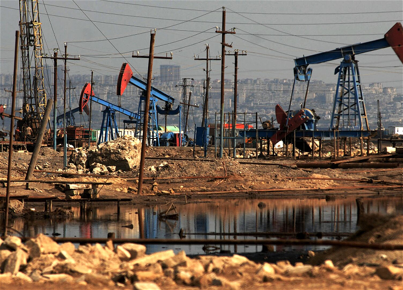 Azerbaijani oil drops by nearly $10