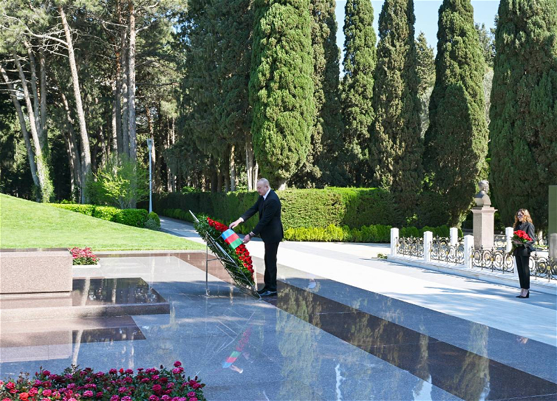 Prezident və birinci xanım Fəxri xiyabanda Heydər Əliyevin məzarını ziyarət ediblər - FOTO