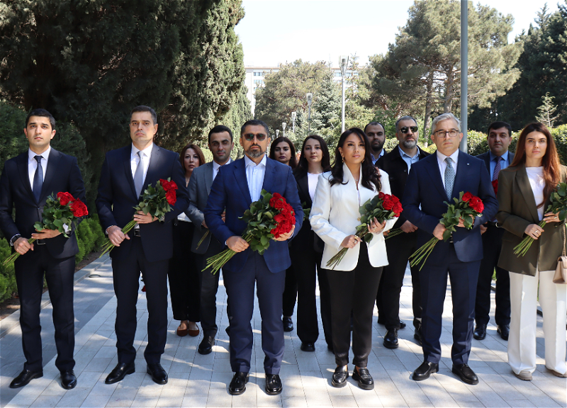 The collective of the Karabakh Revival Fund visited the grave of the National Leader Heydar Aliyev