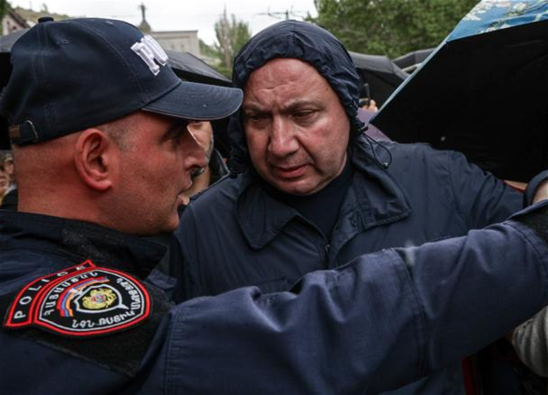 Security forces in Armenia conduct searches in office of opposition figure accused of treason