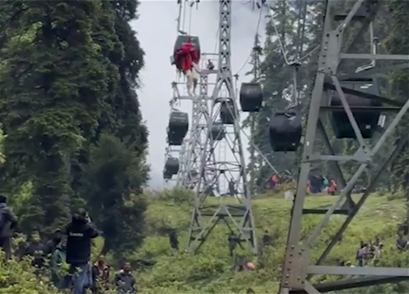 More than 300 tourists stuck at 150 m height in India - video