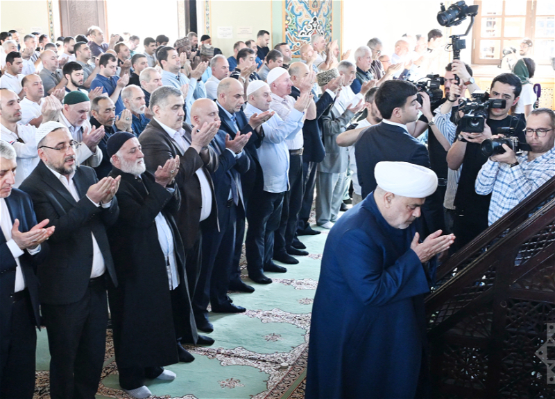 Məscidlərdə bayram namazı qılınıb