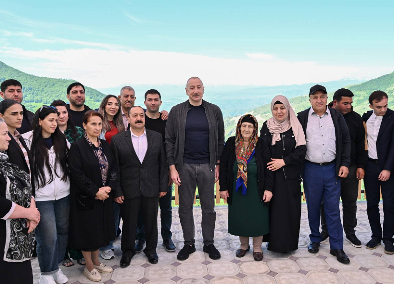 İlham Əliyev Şuşanın Böyük Qaladərəsi kəndində görülən işlərlə tanış olub, sakinlərlə görüşüb