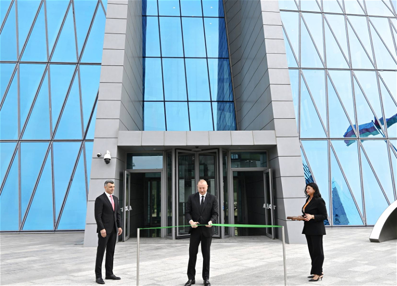 İlham Əliyev Mərkəzi Bankın yeni binasının açılışında iştirak edib - FOTO