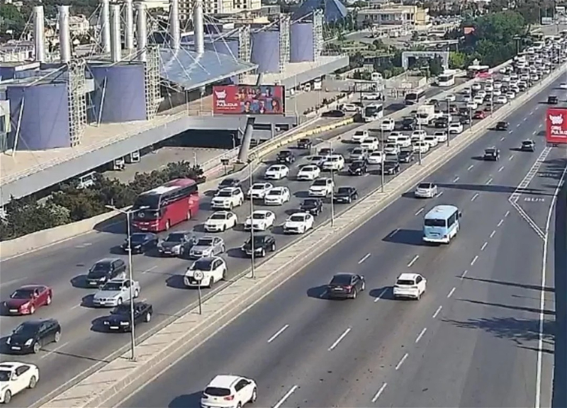 На ряде улиц и проспектов Баку затруднено движение транспорта