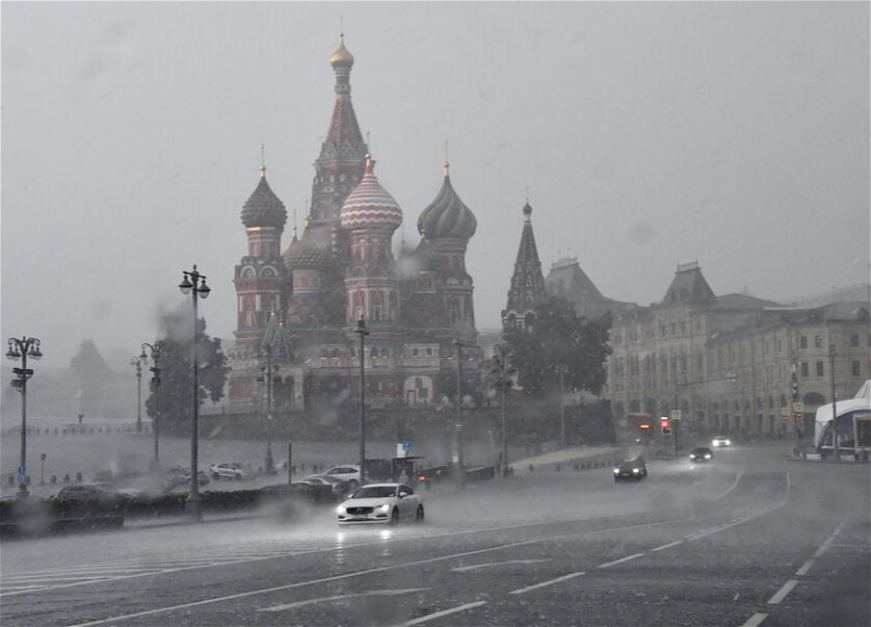 Heavy rain hits central Moscow