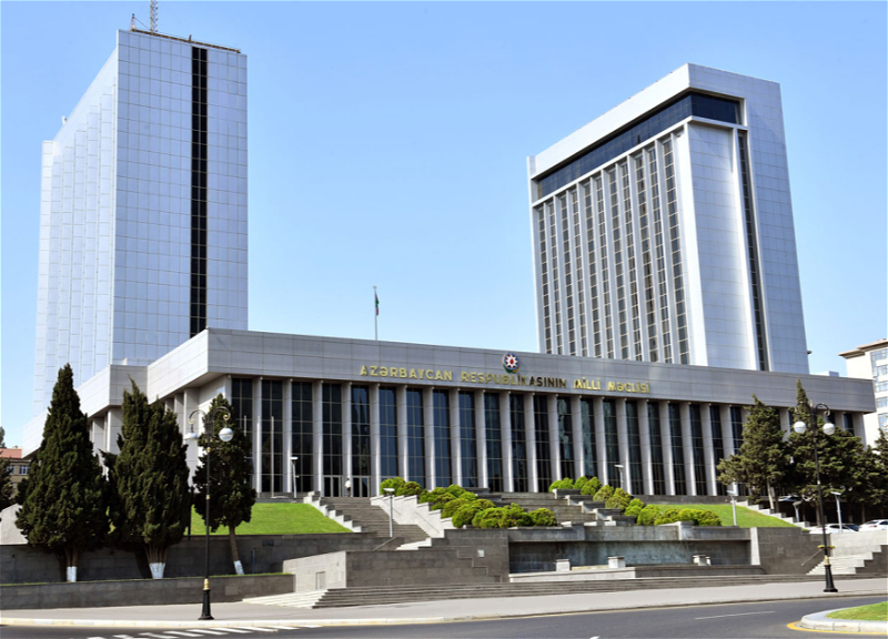 Проходит очередное пленарное заседание Милли Меджлиса