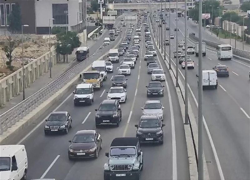В Баку на некоторых дорогах затруднено движение транспорта - ФОТО