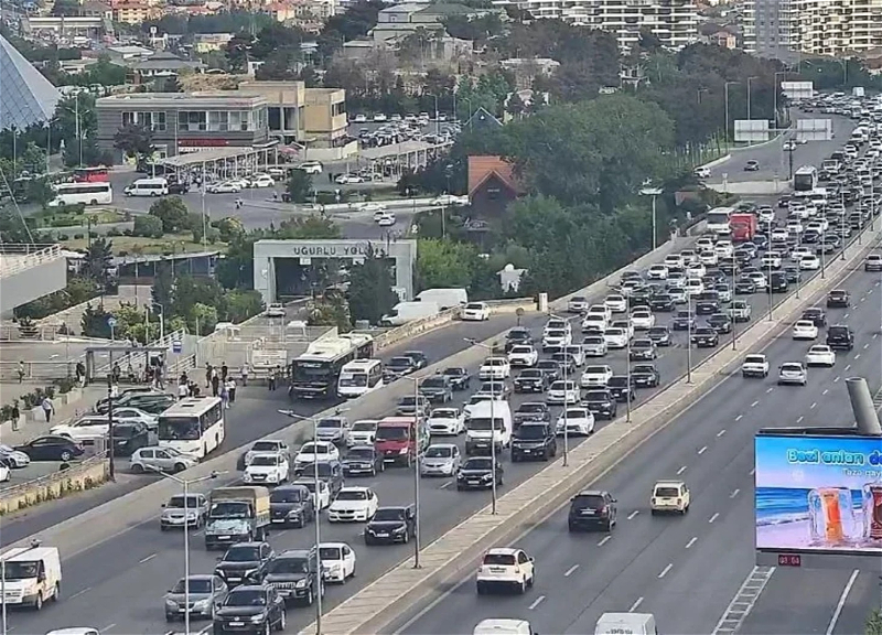 В Баку на некоторых улицах и проспектах затруднено движение транспорта