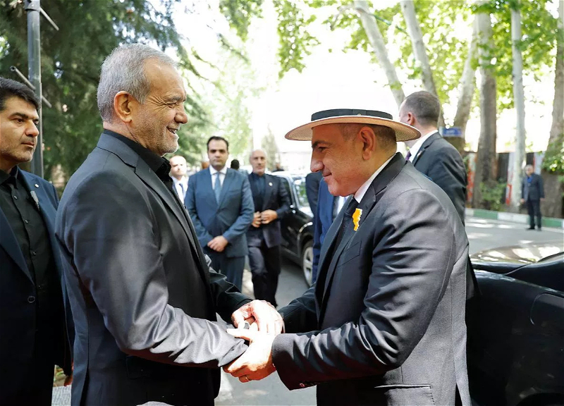 Pashinyan meets with Iranian president