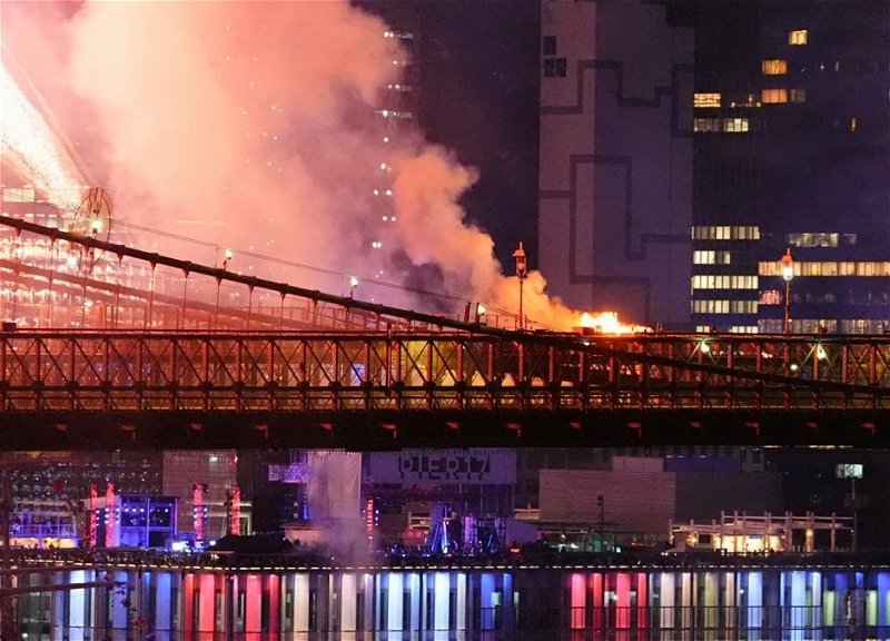 Fire breaks out on Brooklyn Bridge during Independence Day celebration - video