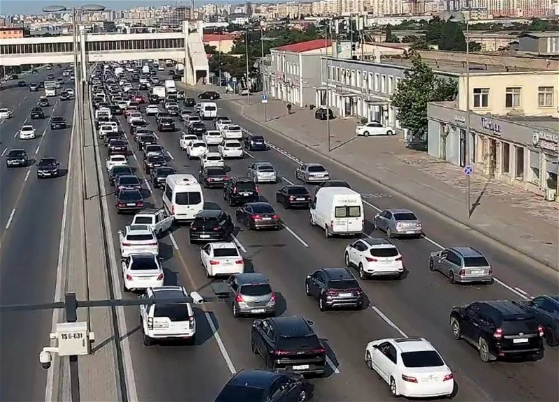 В Баку наблюдаются заторы на основных дорогах