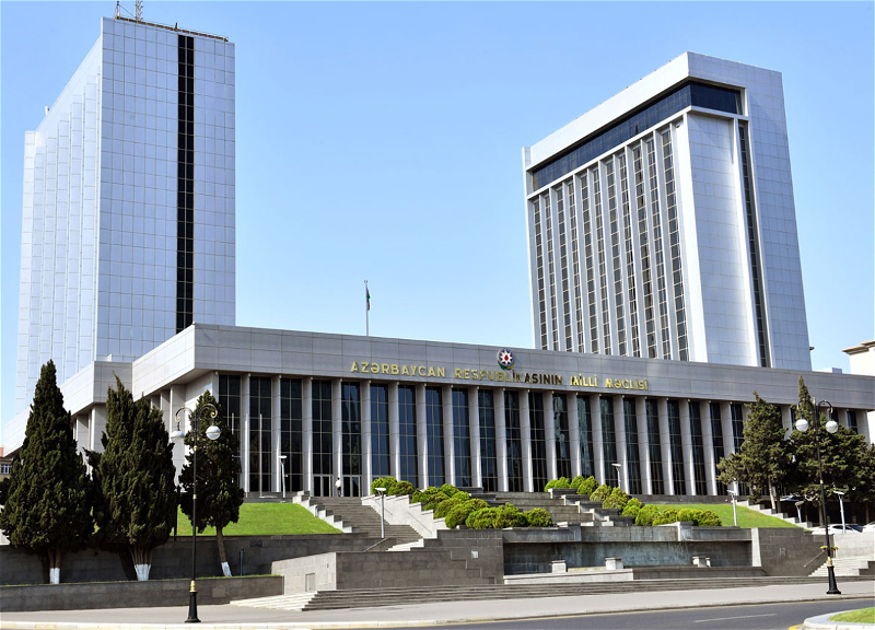 Проходит пленарное заседание Милли Меджлиса
