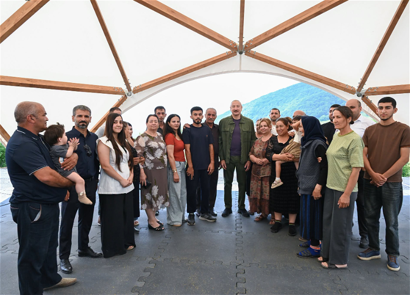 İlham Əliyev Şuşanın Kiçik Qaladərəsi kəndində görülən işlərlə tanış olub və kəndə qayıdan sakinlərlə görüşüb
