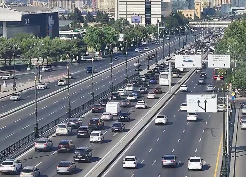 В Баку на некоторых улицах и проспектах затруднено движение транспорта
