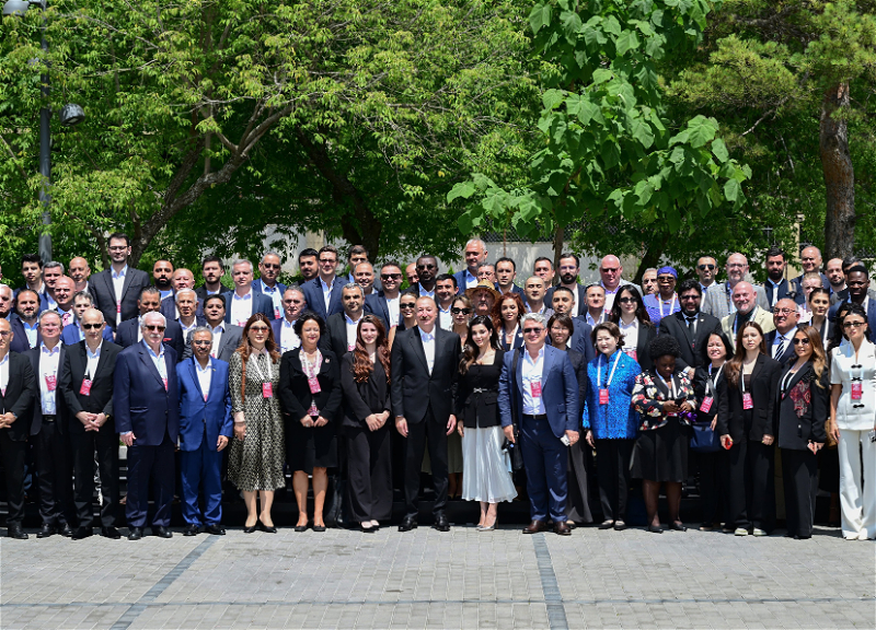 Prezidentin sosial media hesablarında IV Şuşa Qlobal Media Forumundan ailə fotosu paylaşılıb - FOTO
