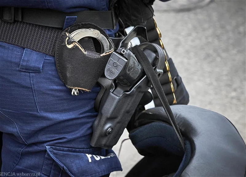 Man with gas pistol demands meeting with president in Warsaw