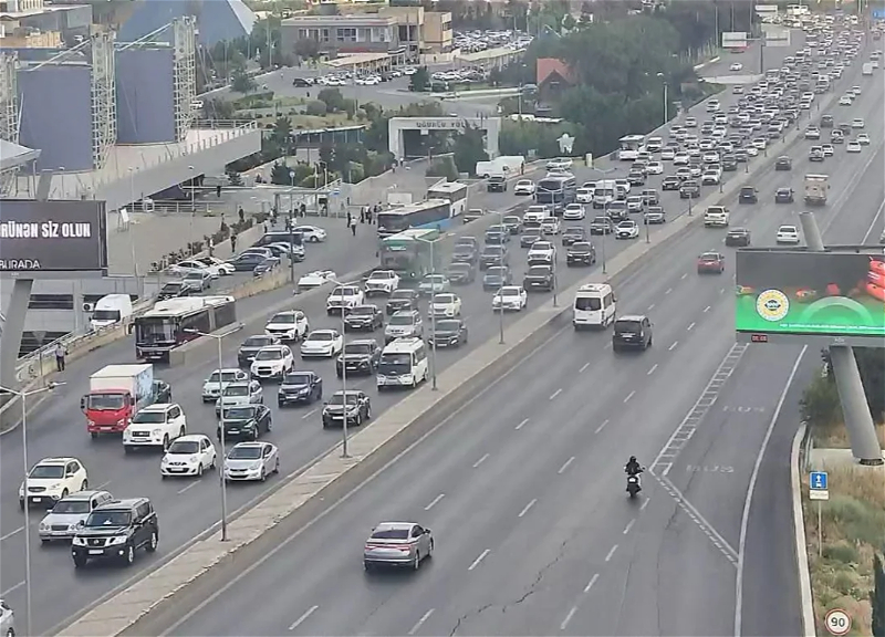 В Баку затруднено движение на четырех участках дорог