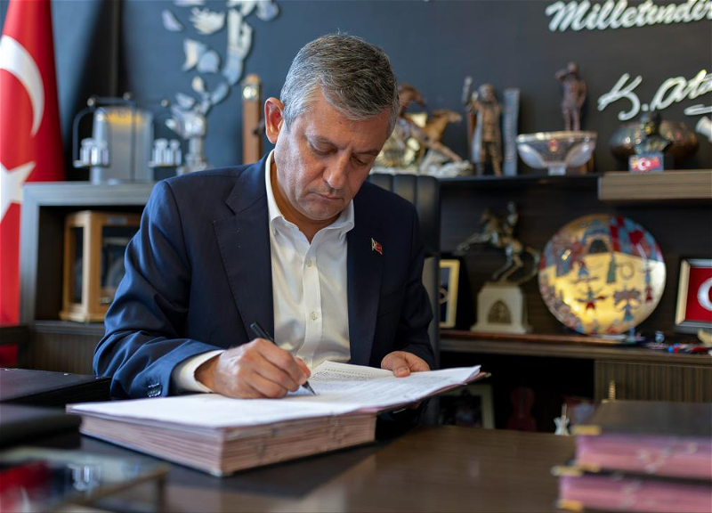 Özgür Özəl CHP-dən istefa verdi: Yeni partiya yaradıldı