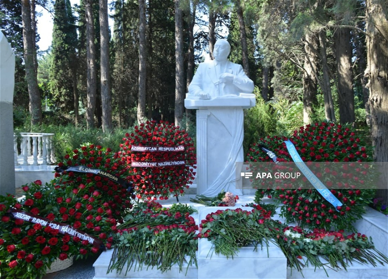 Xalq yazıçısı Elçinin qəbirüstü abidəsinin açılışı oldu - FOTO