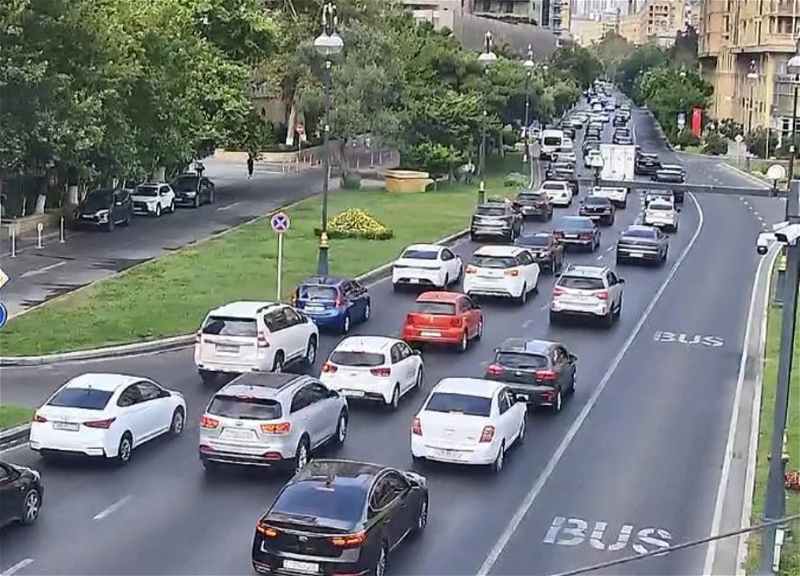 В Баку на некоторых направлениях зафиксированы пробки