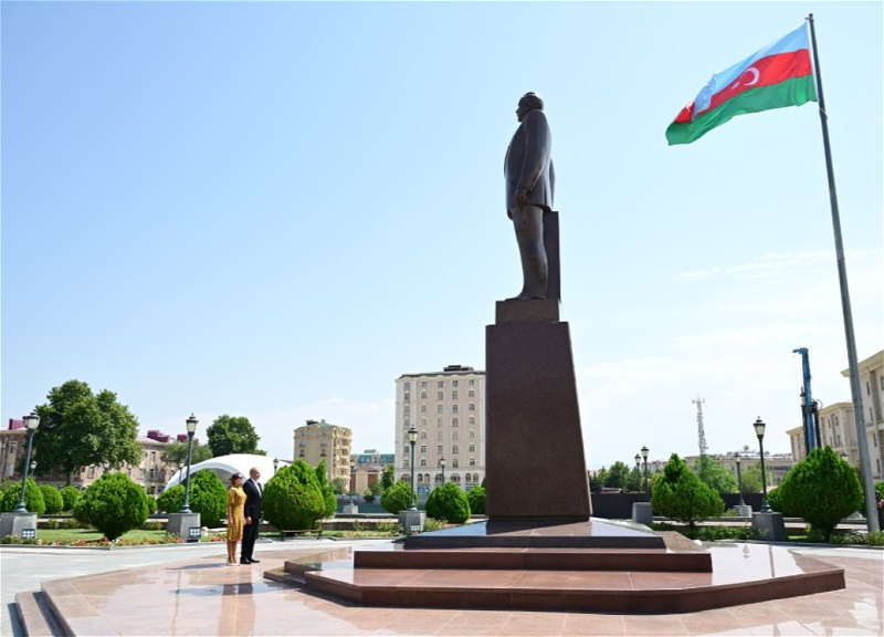 İlham Əliyev Ümummilli Lider Heydər Əliyevin Naxçıvan şəhərindəki abidəsini ziyarət edib