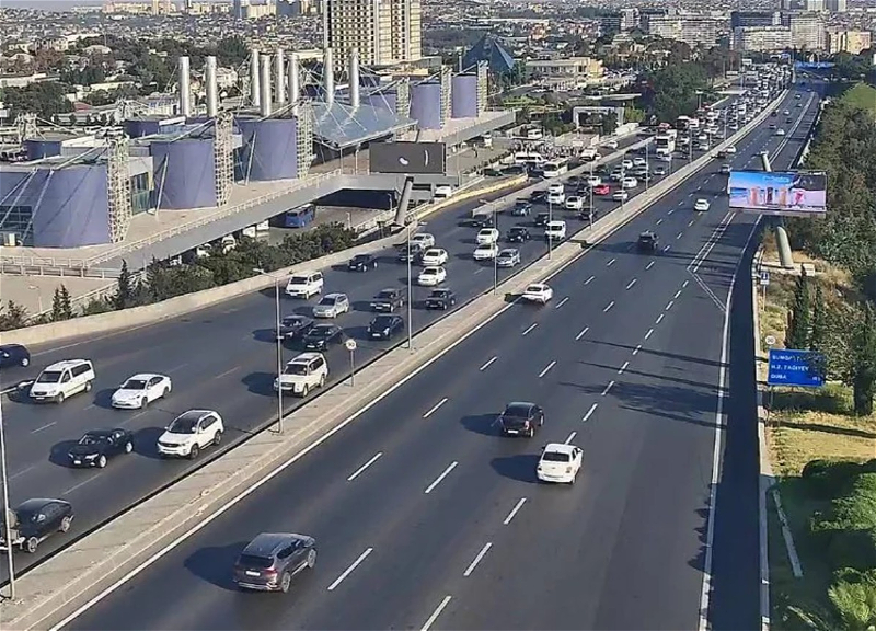 На ряде улиц и проспектов Баку затруднено движение транспорта