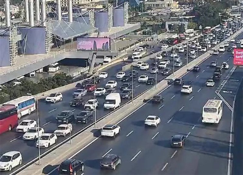 В Баку в трех направлениях наблюдается плотный транспортный поток