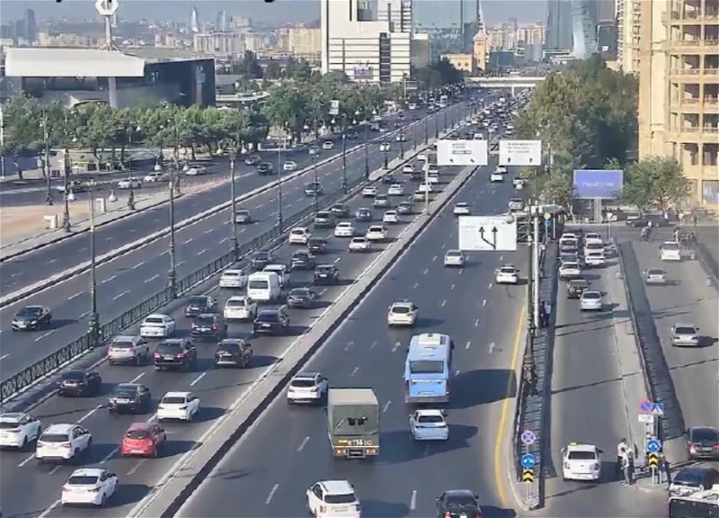 На ряде улиц и проспектов Баку затруднено движение транспорта