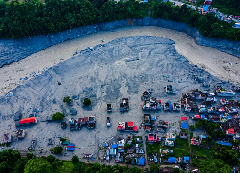 10 minutes before disaster: school principal in Nepal saved 900 students from a devastating flood - VIDEO