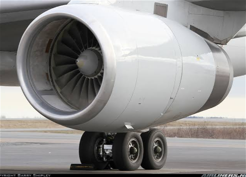 Plane carrying U.S. secretary suffers engine failure