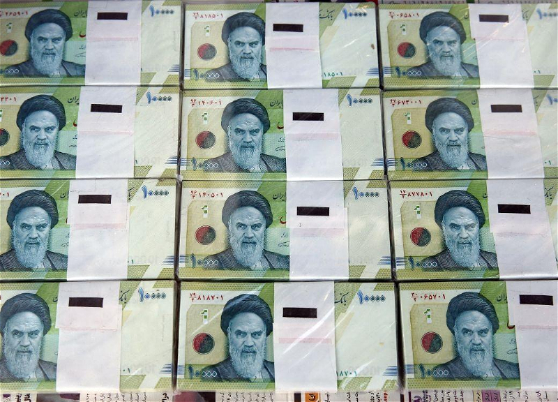 In Iran, a man exchanged several kilograms of rials for $300 - VIDEO