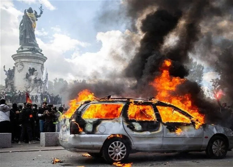 More than 2,000 people detained in France at "yellow vest" protests