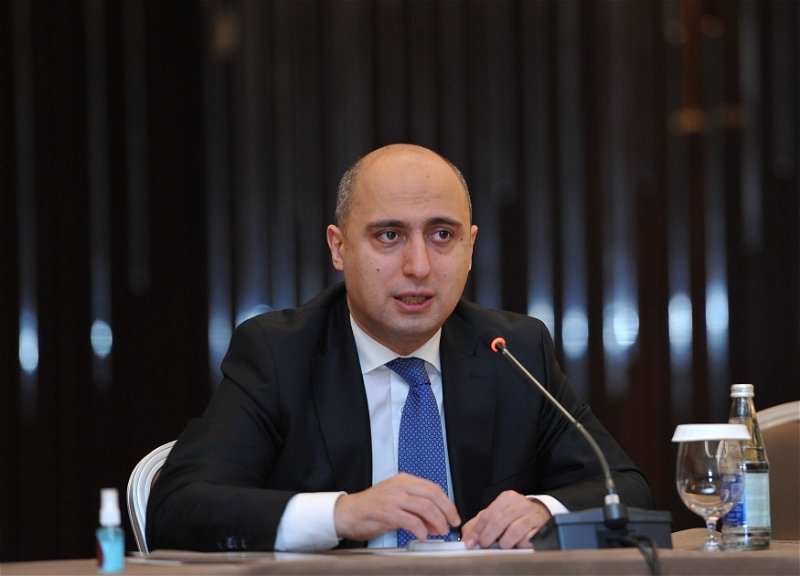 Emin Əmrullayev: Qızların təhsili mütləq önə çəkilməlidir