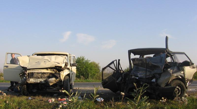 При столкновении двух автомобилей «Жигули» ранены водитель и 2 пассажира