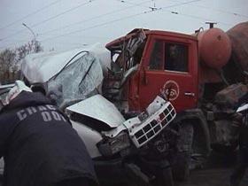 В результате столкновения микроавтобуса с грузовиком погибли три человека