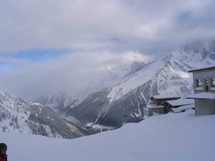 В горах Швейцарии выпал снег