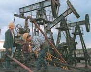 На нефтяных месторождениях идет бурение новых скважин